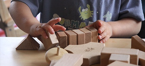Child lining up mini unit blocks in a row