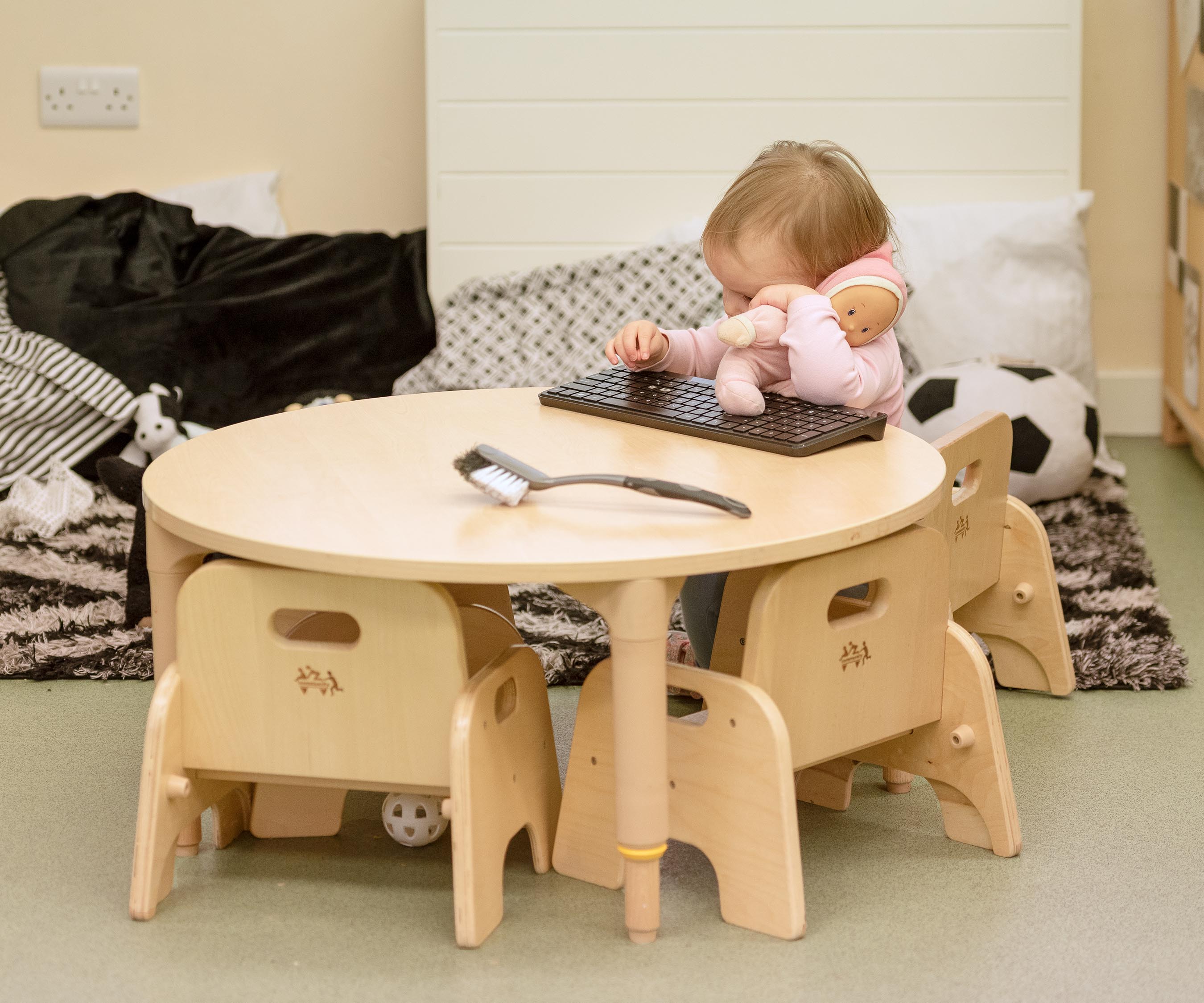 Baby table and chairs outlet