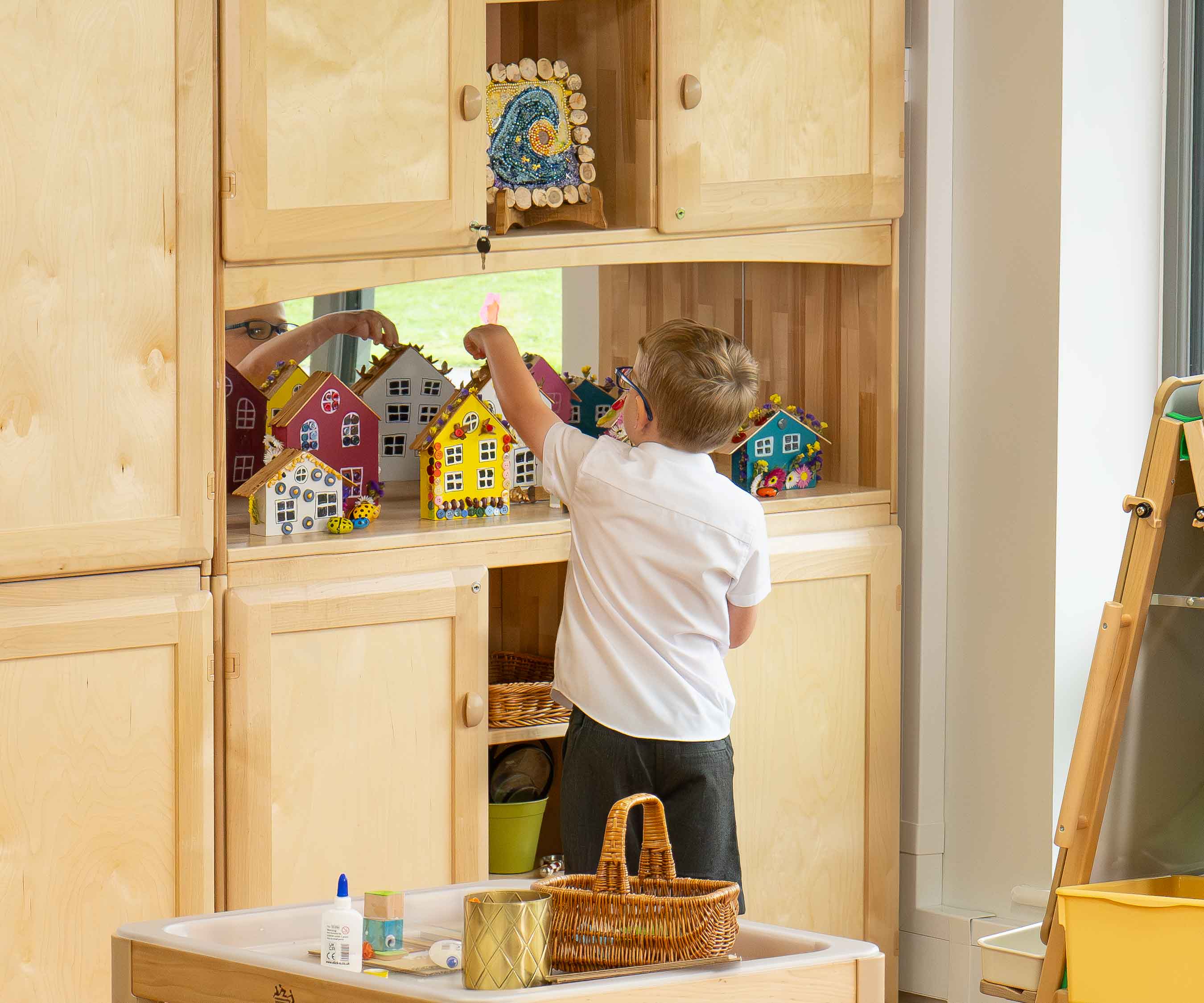 Display Cupboard mirror with props