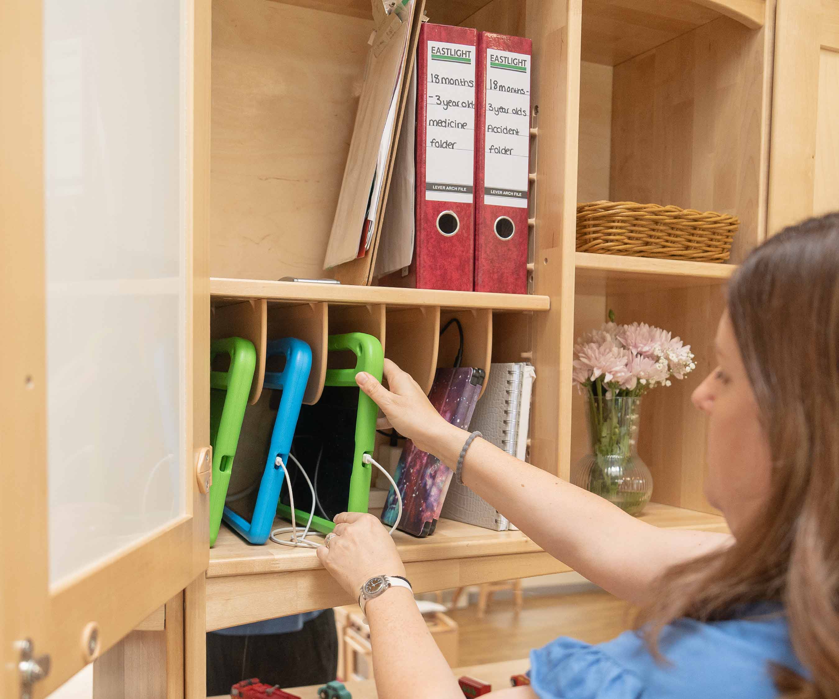 Shelf divider with tablets